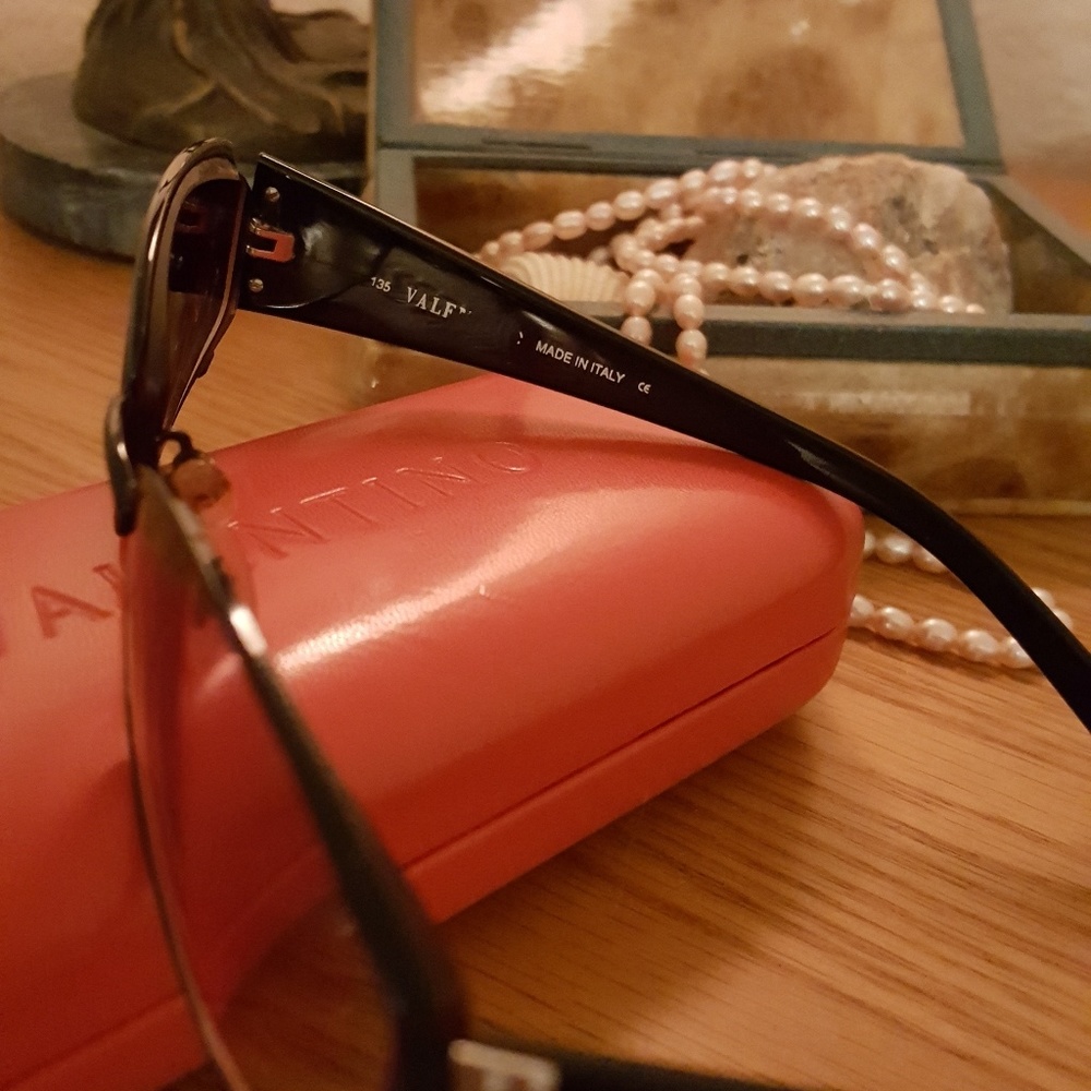 🌸AUTHENTIC VALENTINO SUNGLASSES. - Picture 3 of 7